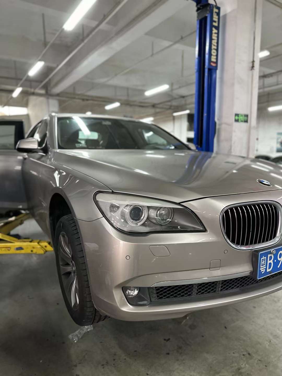 宝马740 左后塌陷